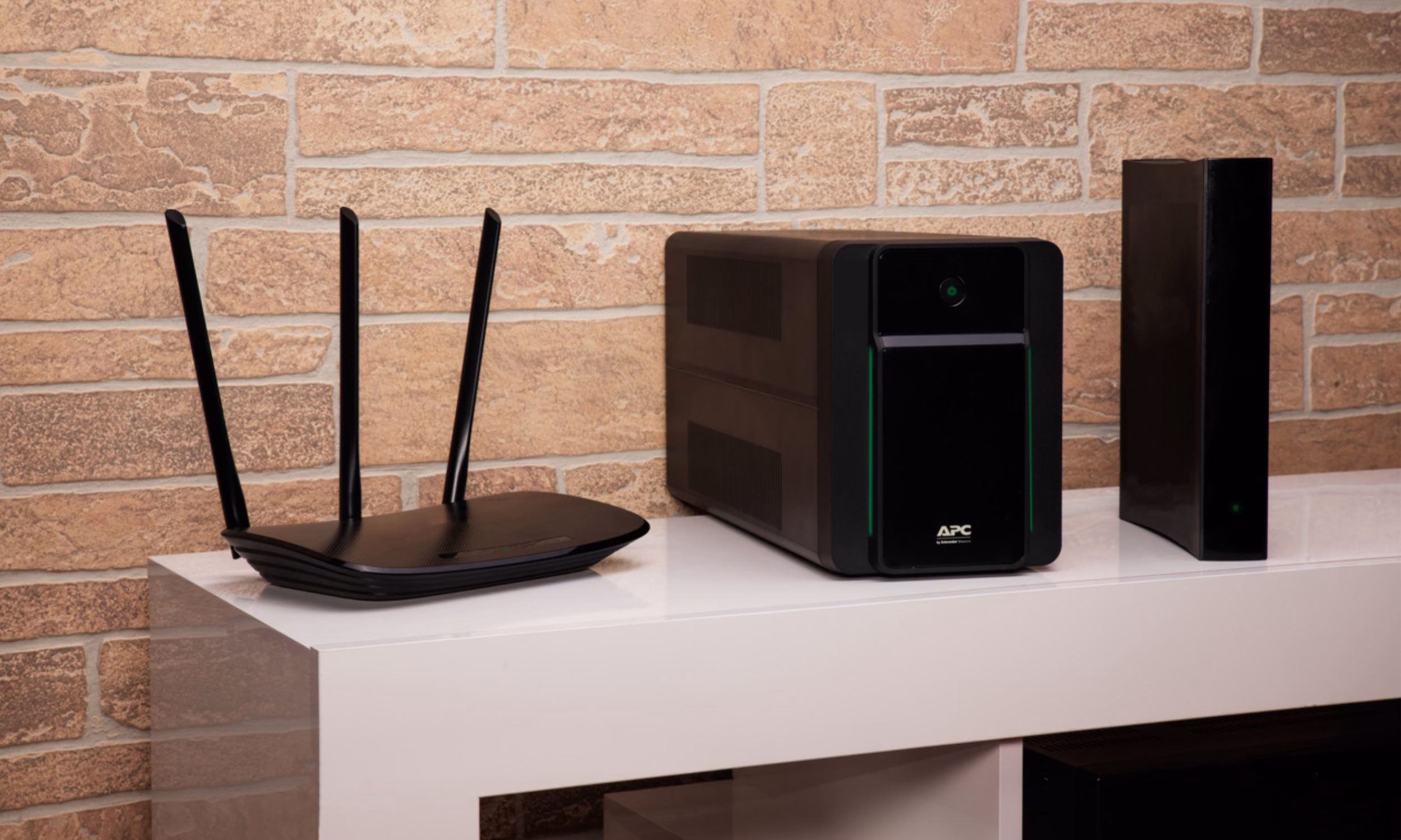 Gruppo di Continuità APC Back-UPS 2200VA 230V AVR 3 Gruppo di Continuità APC Back-UPS 2200VA 230V AVR - immagine 3